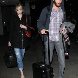 Emma Stone y Andrew Garfield en el aeropuerto de Los Ángeles