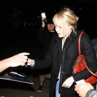 Emma Stone firma autógrafos en el aeropuerto de Los Ángeles