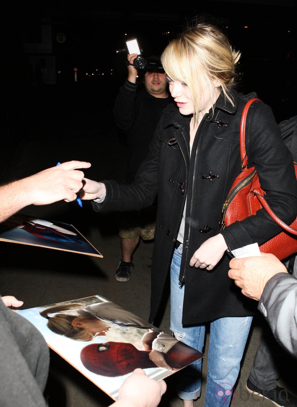 Emma Stone firma autógrafos en el aeropuerto de Los Ángeles