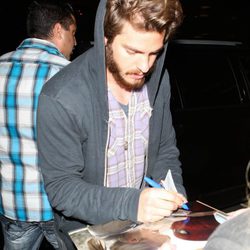 Andrew Garfield firma autógrafos en el aeropuerto de Los Ángeles