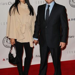 Rob Schneider y su mujer Patricia en el photocall de Friars Club