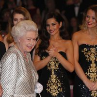 La Reina Isabel II recibe a las Girls Aloud en la Royal Variety Performance 2012