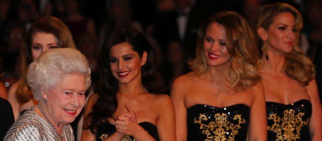 La Reina Isabel II recibe a las Girls Aloud en la Royal Variety Performance 2012