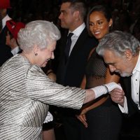 La Reina Isabel II recibe a Plácido Domingo en la Royal Variety Performance 2012