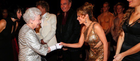 La Reina Isabel II recibe a Kylie Minogue en la Royal Variety Performance 2012