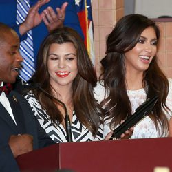 Kim y Kourtney Kardashian reciben las llaves de North Miami