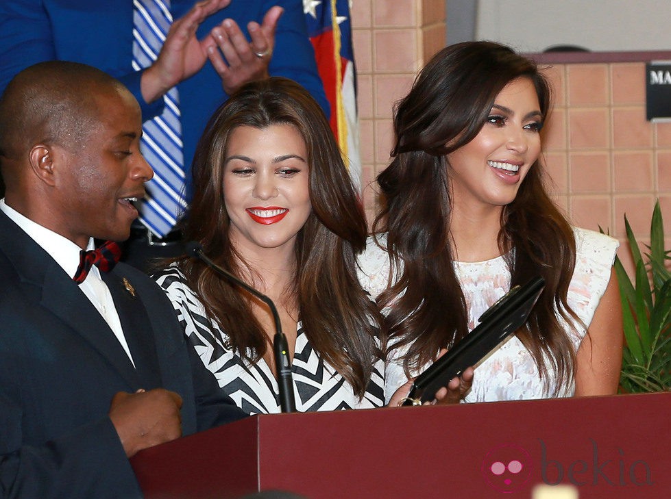 Kim y Kourtney Kardashian reciben las llaves de North Miami