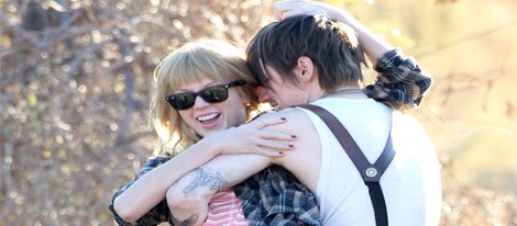 Taylor Swift muy cómplice con el actor protagonista de su nuevo videoclip, 'I Knew You Were Trouble'