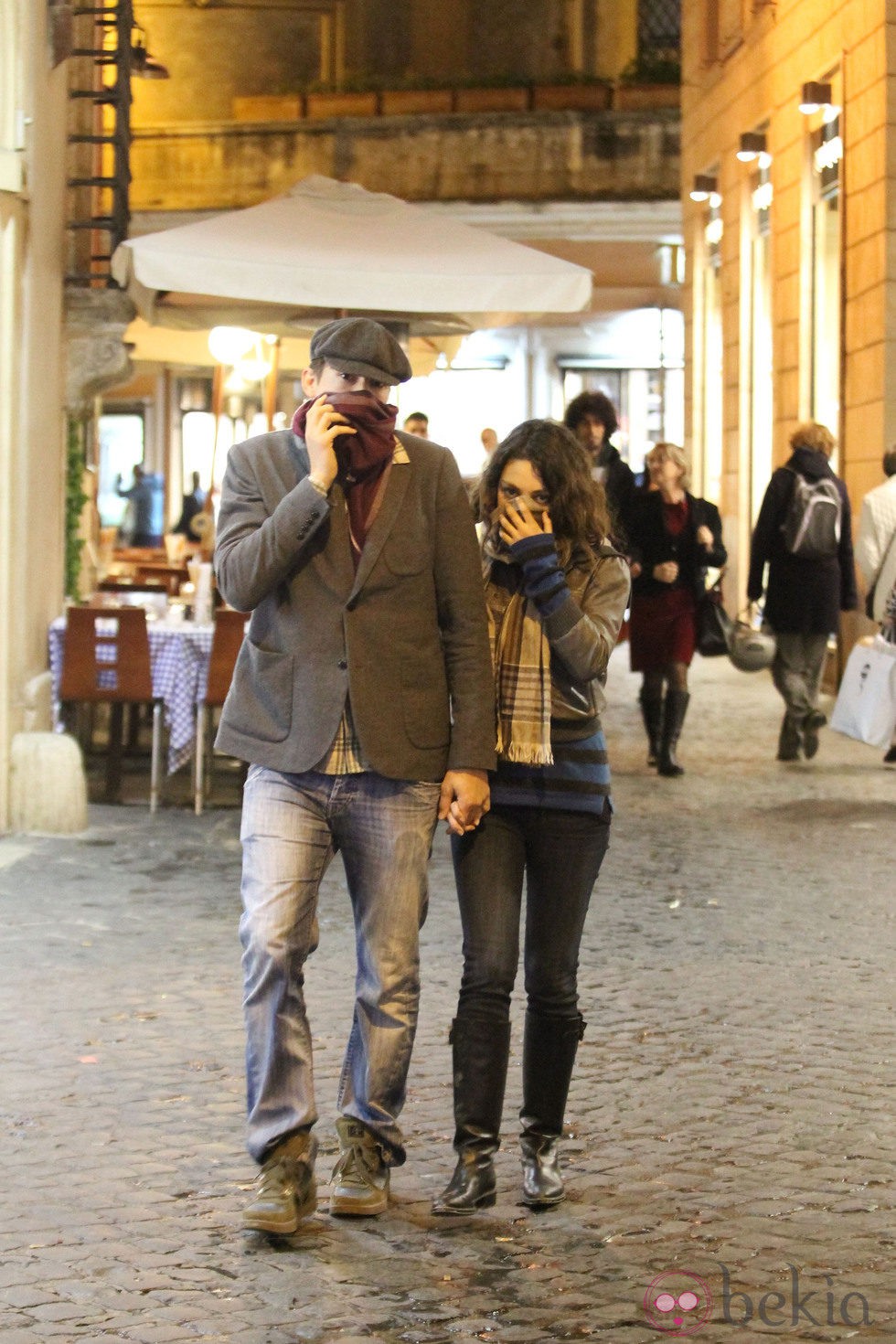 Ashton Kutcher y Mila Kunis se esconden de los fotógrafos en Roma