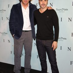 Antonio Garrido y Miquel Fernández en el photocall de 'Fin' en Madrid