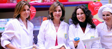 Nuria González, Ana Rosa Quintana y Silvia Marsó en un comerdor social de Madrid