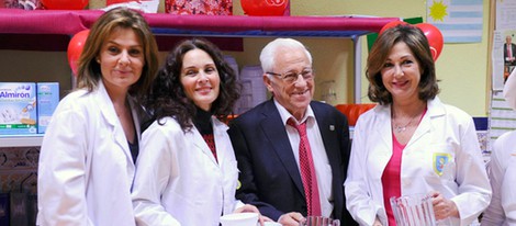 Nuria González, Silvia Marsó, el Padre Ángel y Ana Rosa Quintana en un comedor social