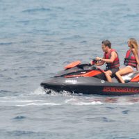 Fernando Alonso y Dasha Kapustina surcan las aguas de Palma de Mallorca en moto de agua