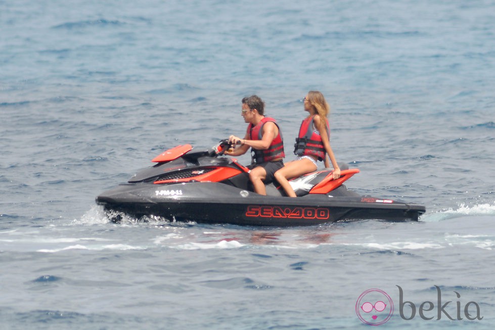 Fernando Alonso y Dasha Kapustina surcan las aguas de Palma de Mallorca en moto de agua