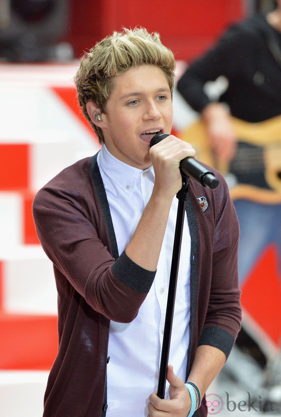 Niall Horan cantando en la Plaza Rockefeller