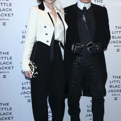 Laetitia Casta y Karl Lagerfeld rinden homenaje a la chaqueta negra de Chanel