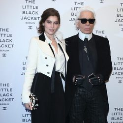 Laetitia Casta y Karl Lagerfeld rinden homenaje a la chaqueta negra de Chanel