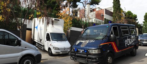 Un camión de mudanzas y un furgón policial frente a la casa de Pedralbes de los Duques de Palma