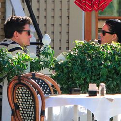 Katy Perry y John Mayer en una terraza de Santa Bárbara