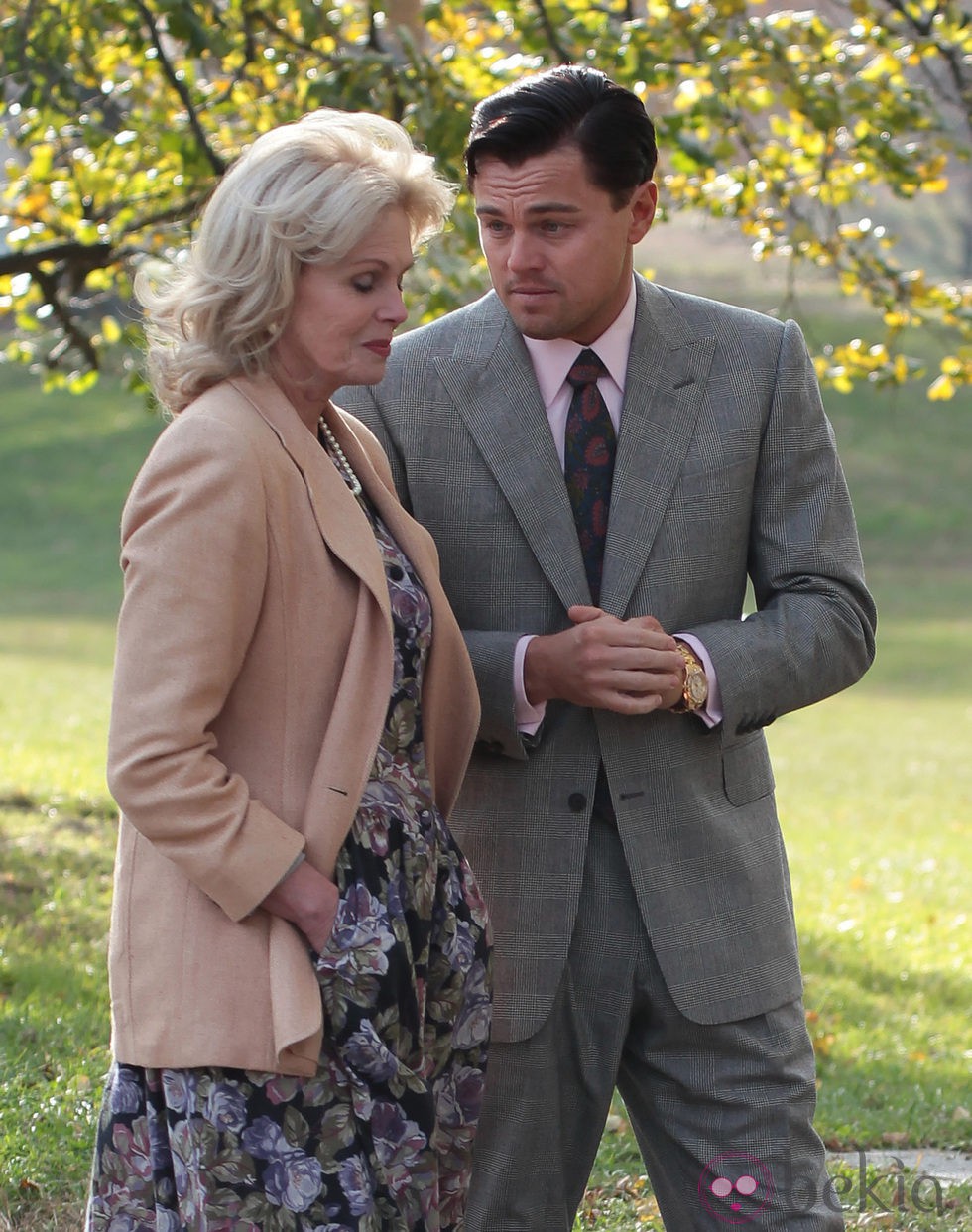 Joanna Lumley y Leonardo DiCaprio conversan en un parque