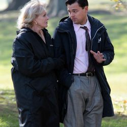 Joanna Lumley y Leonardo DiCaprio pasean abrigados por Prospect Park