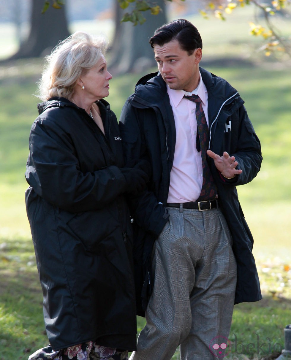 Joanna Lumley y Leonardo DiCaprio pasean abrigados por Prospect Park