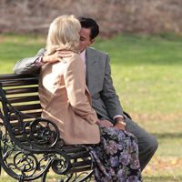 Joanna Lumley y Leonardo DiCaprio se besan sentados en un banco