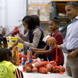 Barack Obama, Sasha y Michelle Obama reparten comida en la víspera de Acción de Gracias