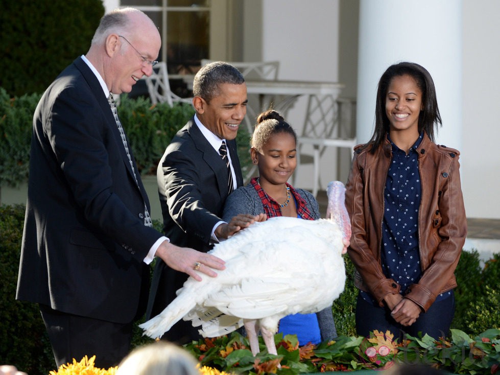 Barack Obama y sus hijas Malia y Sasha en el indulto del pavo por Acción de Gracias