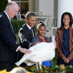 Barack Obama y sus hijas Malia y Sasha en el indulto del pavo por Acción de Gracias