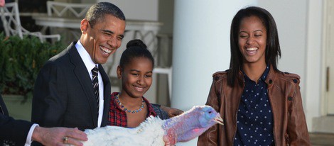 Barack Obama y se ríe con Malia y Sasha en el indulto del pavo por Acción de Gracias