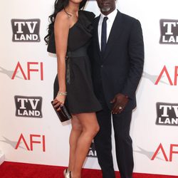 Kimora Lee Simmons y Djimon Hounsou posando en el photocall de los premios AFI 2011