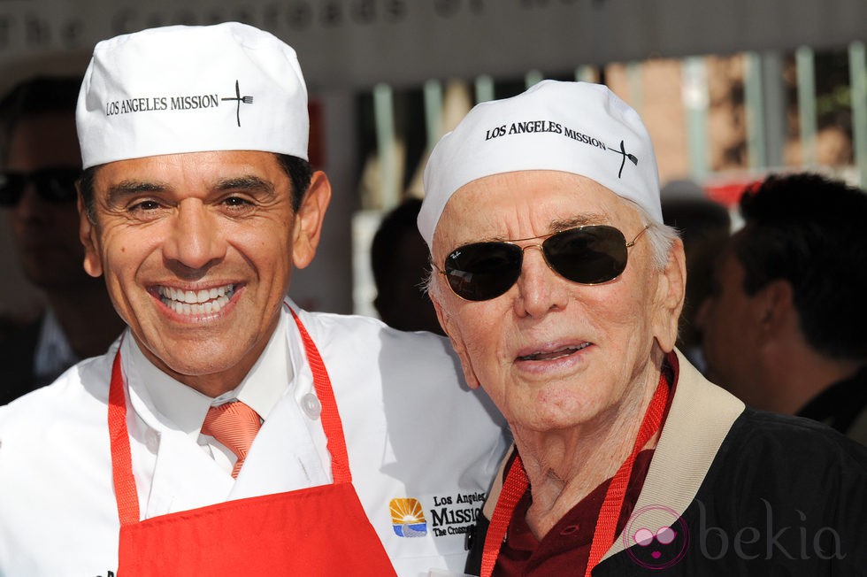 El alcalde de Los Angeles y Kirk Douglas, solidarios en Acción de Gracias 2012