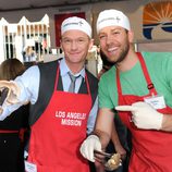 Neil Patrick Harris y Zachary Levi, solidarios en Acción de Gracias 2012