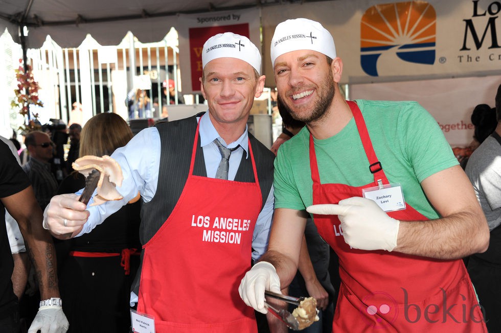 Neil Patrick Harris y Zachary Levi, solidarios en Acción de Gracias 2012