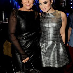 Demi Lovato y Kris Jenner posan en el programa musical 'The X Factor'