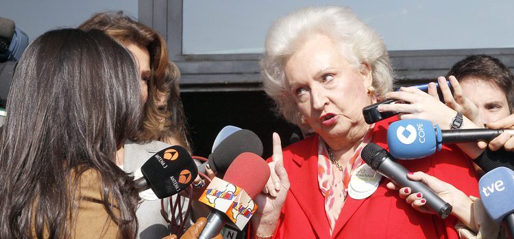 La Infanta Pilar recrimina a Aída Nizar en la inauguración del Rastrillo 2012