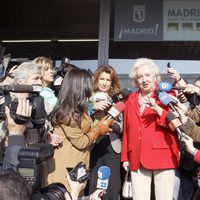 La Infanta Pilar, acosada por la prensa en la inauguración del Rastrillo 2012