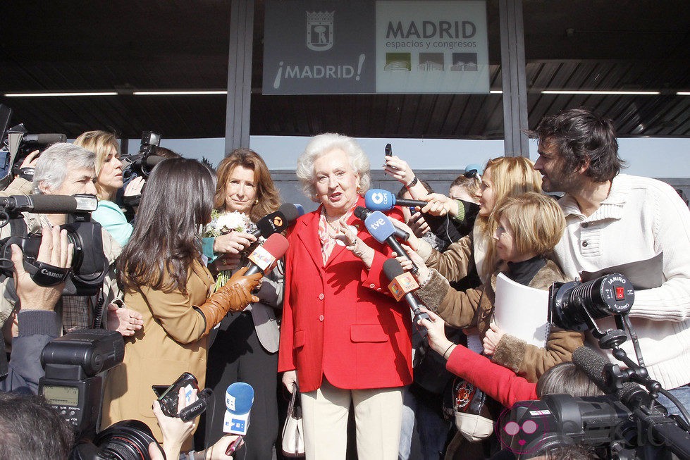 La Infanta Pilar, acosada por la prensa en la inauguración del Rastrillo 2012