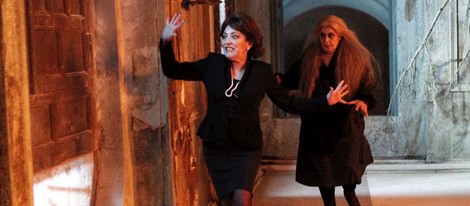 Carmen Maura y Terele Pávez corriendo en el rodaje de 'Las brujas de Zugarramurdi'