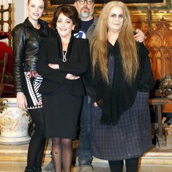 Carmen Maura, Carolina Bang, Álex de la Iglesia y Terele Pávez en el rodaje de 'Las brujas de Zugarramurdi'