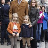 Los Príncipes Felipe y Letizia visitan al Rey con Leonor y Sofía