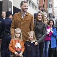 Los Príncipes Felipe y Letizia visitan al Rey con Leonor y Sofía