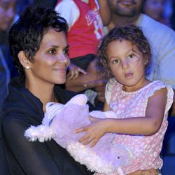 Halle Berry con su hija Nahla en brazos