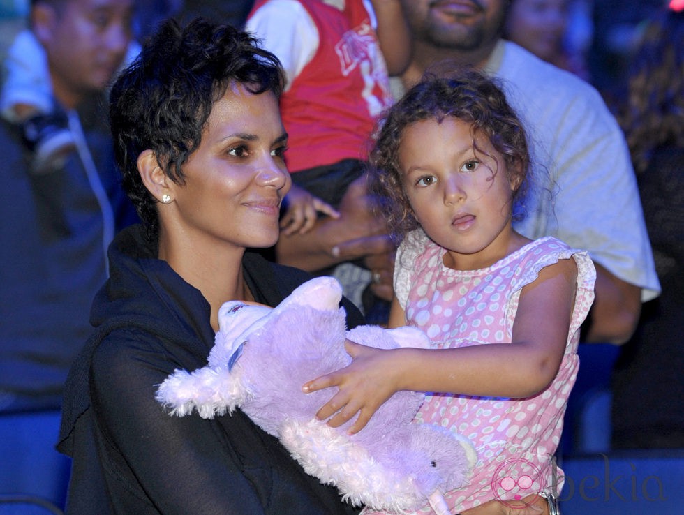 Halle Berry con su hija Nahla en brazos