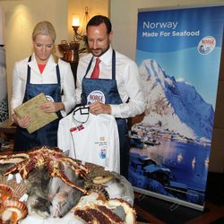 Los Príncipes Haakon y Mette-Marit con pescados y mariscos noruegos en Indonesia