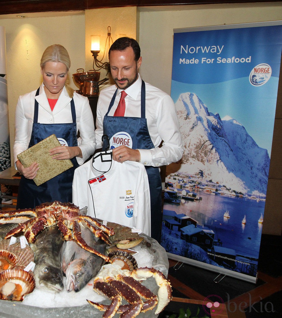 Los Príncipes Haakon y Mette-Marit con pescados y mariscos noruegos en Indonesia