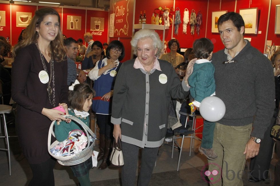 Luis Alfonso de Borbón y Margarita Vargas con la Infanta Pilar en el Rastrillo 2012