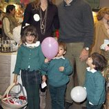 Luis Alfonso de Borbón y Margarita Vargas con sus hijos en el Rastrillo 2012