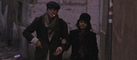 Ashton Kutcher y Mila Kunis dando un paseo matinal por Roma